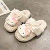Sapatos de casa quentinhos em tecido trançado de gatinha KT com laço, pantufas peludas antiderrapantes para mulheres, sapatos de algodão para interior e exterior de inverno