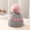 Chapéu de Tricô em Forma de Coração para Crianças Outono e Inverno com Pom-Pom, Chapéu Quente de Lã para Bebês, Chapéu Pulôver Fofo para Meninos e Meninas