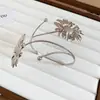 Pulseira de braço de metal com folhas e flores estilo europeu e americano exagerado, moderna e versátil, luxo leve com um toque de alta qualidade