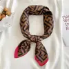 2021 Color de Letra Combinación Generoso Moda Cuadrado Seda 70cm Primavera y Verano Bufanda Protector Solar Banda para el Cabello Bufanda Pequeña Bufanda