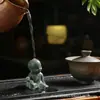 Arenito verde pequena estátua de Buda estilo chinês exibição de mesa jardim ornamental tanque de peixes paisagem boutique presente monge chá decoração de animais de estimação