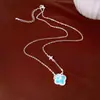 Collar Colgante Flor de Trébol de Resina y Circonita Lujo Ligero Sentido de Alta Gama Cadena de Clavícula Nicho Adorno de Collar Fresco Dulce Mujer