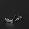 Runxin Aretes Sencillos de Bagre para Mujer Estilo Coreano Chapados en Plata Aretes para Estudiante Mini Pequeños Asimétricos de Hueso de Bagre