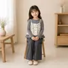 Conjunto de otoño para niña 2026, nuevo conjunto de camisola con estampado floral, elegante y moderno, conjunto de tres piezas estilo coreano para niños