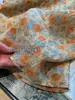 Camisa Floral Laranja Quente Atmosférica com Bordas Franzidas, Uso Versátil, Camisa de Linho com Manga Três Quartos para Mulheres, Novo Modelo de Verão 2026 H062907