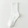 Meias Pretas de Cano Médio para Mulheres, Verão e Primavera/Outono, Resistentes ao Odor, Meias Esportivas Brancas com Faixa, Meias 100% Algodão Masculinas, Atacado do Fabricante de Zhuji