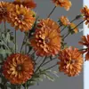 Flores de Crisântemo Selvagem Simulação Estilo Floresta Pastoral Decoração de Hotel para Casamento Festival Locais de Eventos Adereços para Fotos Flores Decorativas Flores de Seda Atacado