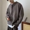 Suéter Cinza com Capuz de Alto Padrão Coreano Novo Outono 2026 para Homens, Estilo Relaxado e Preguiçoso, Jaqueta Cardigan de Tricô Outono-Inverno