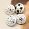 Botão de metal com 5 caracteres cravejado de diamantes redondos para terno casaco suéter liga de zinco botões costurados à mão botões de estilo pequeno e perfumado atacado