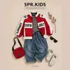 Conjunto de Motociclista Rojo y Blanco para Niños: Chaqueta con Estampado de Letras de Primavera y Otoño y Jeans Desgastados, Elegante Conjunto de Dos Piezas para Niños