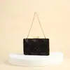 Estilo Xiao Xiang de alta gama, nuevo bolso pequeño de moda, nuevo al por mayor, incrustado de diamantes, personalidad, cadena de metal, bolso de hombro, generación transfronteriza