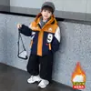 Chaqueta para niño con forro polar añadido y engrosada para otoño e invierno 2026, nuevas parkas infantiles elegantes y resistentes al viento, ropa de invierno para bebé niño, moderna
