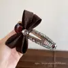 Presilha de cabelo em formato de laço cor de café, estilo coreano, com strass, um acessório de cabelo simples e elegante para rabos de cavalo e coques, proporcionando um visual sofisticado e de alta qualidade.