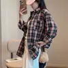 Camisas Xadrez Rosa e Preto Cuidadosamente Selecionadas para Mulheres, Novo Estilo Primavera e Verão, Estilo Solto e Relaxado, Jaqueta Cardigan Casual Retrô de Manga Longa