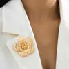 Colección de broches de flor de oro vintage europeos y americanos transfronterizos, pines de flor de metal multicapa, accesorios para traje y abrigo al por mayor