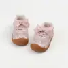 Coleção Outono 2026 Sapatilhas Versáteis para Meninas Tênis de Bolinhas Infantis Sapatos Macios para Bebê Estilo Princesa Sapatos para Crianças Pequenas Forrest Gump
