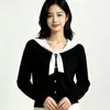 Suéter de punto a rayas estilo universitario con cuello redondo y detalle de chal, una prenda de moda y rejuvenecedora para mujeres en otoño e invierno, versátil, de corte holgado y estilizante.