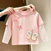 Camiseta de moda para niñas, elegante, mariposa 3D, estilo dos piezas falsas, atractiva, ropa de otoño para niñas, top a rayas versátil de manga larga para niños, moderno