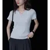 Camiseta Retro de Manga Curta para Mulheres Verão 2026 Novo Estilo Slim Fit Design Decote V Tricô Pulôver Cinza Top Simples