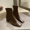 Botines de Tacón Grueso y Punta Cuadrada para Mujer Botas Adelgazantes Nuevo Estilo Otoño/Invierno 2026 Piel Suave Suela Suave Botas Martin Estilo Británico Versátiles Botas Color Nude