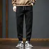 Calça esportiva jogger masculina de veludo cotelê estilo Hong Kong, nova para outono e inverno, com forro de fleece e espessada, calça longa casual versátil