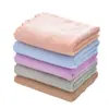 Toallas cuadradas de vellón de coral de color liso al por mayor del fabricante para uso doméstico, toallas pequeñas suaves y absorbentes para niños, toallas de mano para el hogar, paños de limpieza
