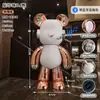 Ornamento de Chão Gigante Extra Grande (1,85m) de Urso Cartoon DJ com Strass e Vidro para Decoração de Interiores de Hotel e Pousada