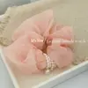 Goma para el pelo fruncida de tela con perlas estilo coreano inspirada en Chanel, Dulce y a la moda para coleta, Accesorio para el cabello moderno y elegante