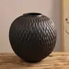 Juego Vintage de Tres Jarrones Cerámicos Negros Hechos a Mano con Textura y Patrones Tallados Wabi-Sabi, Jarrones Decorativos para B&Bs y Hoteles