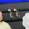 Pendientes de Botón con Letras de Diseñador de Alta Gama Réplica Europeos y Americanos Transfronterizos 2025 para Mujer, Pendientes de Trébol de Cuatro Hojas en Forma de Diamante al por Mayor
