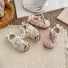 Zapatillas de niña estilo coreano, nuevas zapatillas de entrenamiento ligeras para niños de primavera y otoño, zapatillas para bebé de suela suave, zapatos casuales para niñas pequeñas