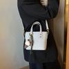 Novas Bolsas 2025 para Mulheres, Bolsas Quadradas Pequenas da Moda Tendência, Pingentes de Pelúcia Populares, Bolsas de Ombro Único e Transversais, Bolsas de Luxo