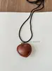 Collar con Colgante de Borla de Corazón de Cuero para Mujer, Accesorio Largo Maillard de Cuello Halter, Cadena Sencilla y Versátil para Suéter