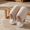 Zapatos de Algodón Casuales Simples para el Hogar Mujer 2026 Invierno Nuevo Estilo Interior Más Terciopelo Cálido Pisables Sensación de Pisar Heces Zapatillas de Piso de Algodón Hombre