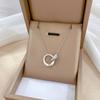 [Cuerpo completo de acero de titanio] Collar de oro real con doble anillo y diamantes, estilo horno de viento simple, para mujer, accesorios de cadena de clavícula de celebridades de Internet