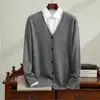 La nueva colección de otoño e invierno de Bai Cai Rong: suéter de cachemira para hombre con cuello en V, corte holgado, estilo business-casual y cárdigan de punto