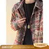 Camisa Xadrez Degradê com Estampa de Letras Estilo Americano para Homens, Jaqueta Vintage Retrô Estilo Hong Kong, Camisa com Gola Lapela para Casais