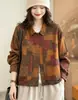Camisa feminina de sarja fio duplo, nova coleção outono 2026, com estampa retrô, corte solto, gola redonda e design de abotoamento frontal simples.