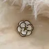 Broche Elegante de Camélia Vintage Estilo Francês, Requintado e Fashion, Acessório Versátil Único e Simples