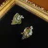 Brincos Vintage Dourados Estilo Ocidental Cobre Antigo Banhado Século XVIII com Design de Folha, Incrustados com Strass Verde e Vidro