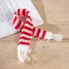 Cachecol de Natal de pelúcia com mini franjas listradas e pompons, tricotado à mão com fio, um acessório de cachecol