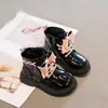 Botas Martin de couro da moda para crianças 2026 outono e inverno novo botas Martin de cano médio com laço atacado