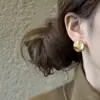 Pendientes de Botón Irregulares Dorados de Lujo de Nicho Estilo Francés 2025 Nuevos Pendientes de Botón de Estilo Trendy de Celebridad de Internet para Mujer