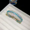 Pulseira aberta estilo coreano, com zircônias cúbicas de tons frios em formato de conta redonda, um design versátil e único, uma joia leve e luxuosa