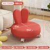 Taburete con Ruedas Giratorias para Abrir Paquetes, Taburete Bajo con Ruedas, Silla Estilo Crema, Taburete Pequeño para el Hogar para Limpiar Pisos, Acabado de Costuras y Organización de Artículos, Taburete Redondo