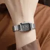O Novo Relógio Oval de Nicho Feminino da Moda com Pulseira Minimalista de Bambu Cria uma Sensação de Sofisticação ao Redor do Pulso