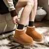 Zapatos de felpa de algodón de moda para mujer, cálidas pantuflas de algodón cerradas para invierno en la oficina, engrosadas y que aumentan la altura, con una sensación cómoda