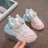Sapatos Femininos Primavera e Outono 2023 Novos Tênis Infantis de Couro Impermeáveis Tênis Infantis Grandes com Botão Giratório Sapatos de Torre para Meninas