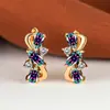Pendientes de Lujo Ligero Forma de Lágrima Rojo Granada Europeos y Americanos para Banquetes Piedras Preciosas de Colores Patrón Dorado Retorcido Incrustados con Diamante Blanco Zirconia Roja Pendientes