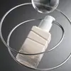 ¡Guau, la colección de maquillaje presenta botellas de vidrio líquido para base de maquillaje de forma única biselada, botellas con bomba esmerilada para loción y botellas dispensadoras de maquillaje.